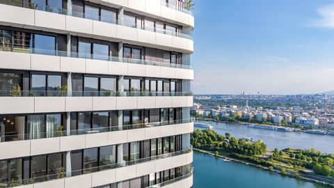 Este apartamento elegantemente decorado com uma área útil de aprox. 66 m² está localizado no 30º andar da torre residencial mais alta de Viena - um novo edifício impressionante com uma altura de cerca de 180 metros na cidade de Donau. O layout dos qu...