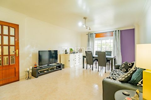 Identificação do imóvel: ZMPT576846 T2+1 em Belas: Luz, espaço e uma localização prática para o dia a dia É daqueles que procuram mais do que uma casa? Quer espaço para trabalhar, viver e relaxar, sem sair da Grande Lisboa? Este T2+1, em Idanha-Belas...