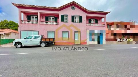 Moradia T4 com espaço comercial, muito privilegiada nas suas áreas e localização, virada a sul com muita luz natural, situada na rua principal do Santo da Serra Excelente investimento para habitação própria ou Alojamento Local Esta moradia é constitu...