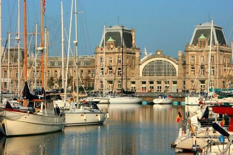 Dit appartement ligt op de vierde verdieping en biedt een schitterend uitzicht op zee. Het is dan ook de ideale plek voor een vakantie met familie of vrienden. Met twee slaapkamers, een comfortabele slaapbank en twee terrassen, één aan de voorzijde e...
