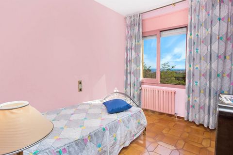Esta espaciosa villa de 6 dormitorios en Blanes ofrece un refugio cómodo y relajante con capacidad para 13 huéspedes. La propiedad, con una superficie total de 230 m², cuenta con impresionantes vistas al mar y a la montaña, creando el escenario perfe...