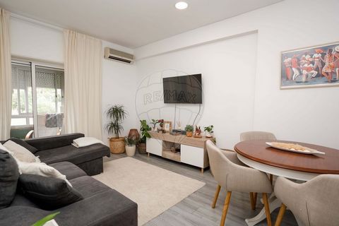 Apartamento de 3 divisões assoalhadas com varandas localizado numa das ruas principais do Forte da CasaEste apartamento T2, localizado no Forte da Casa, oferece uma excelente combinação de conforto e localização. Com três divisões assoalhadas bem dis...