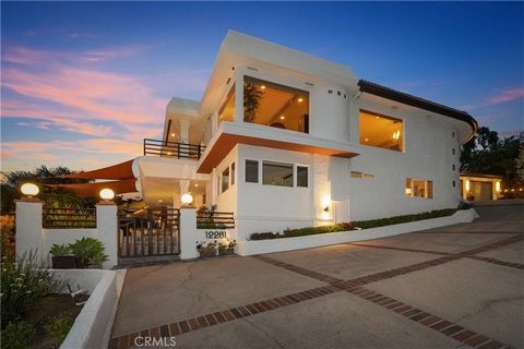 Elevated above the city with endless 180° vistas, this modern retreat offers a front-row seat to Southern California’s most iconic scenery. From Catalina and Palos Verdes to snow-capped mountains and nightly Disneyland fireworks, the views are as dyn...
