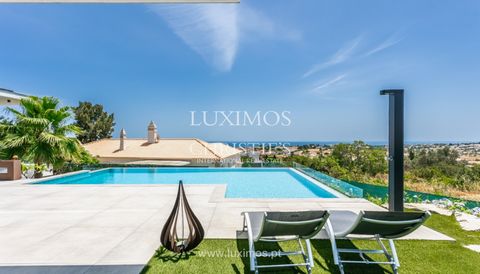 Apresentamos esta elegante moradia contemporânea , com uma vista deslumbrante sobre o mar , localizada no prestigiado Cerro da Águia — uma das zonas residenciais mais valorizadas de Albufeira , no coração do Algarve . Com construção recente e distrib...