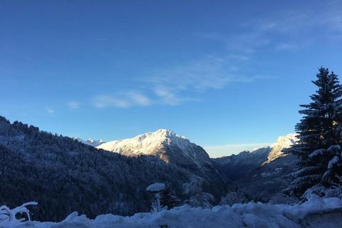 Ce chalet de montagne fait partie d'un groupe de trois chalets indépendants, cachés entre les arbres, en bordure du sympathique village d'Oz-en Oisans. Vous vous trouvez à 1350 mètres de hauteur ! Depuis cette terrasse, vous aurez une magnifique vue ...
