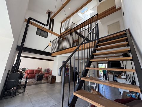 Maison rénovée de 208 m² avec jardin et dépendances