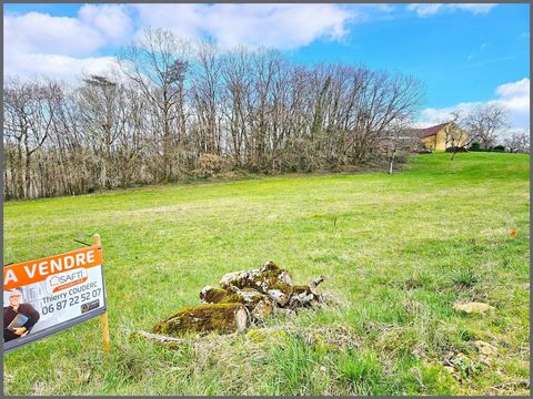Terrain constructible de 2573 m² en campagne.