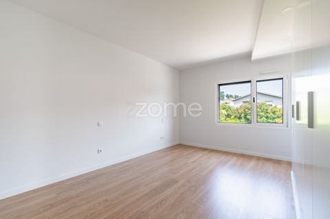 Identificação do imóvel: ZMPT578738 Mais do que um apartamento, este imóvel oferece um espaço adicional com múltiplas possibilidades: o seu arrumo privado com 94,5 m² ao lado do apartamento pode ser transformado num estúdio, escritório, zona de lazer...