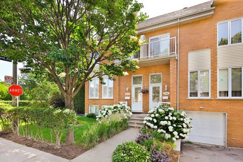 Maison coup de coeur...Rénovée. 3 étages, 5 chambres, garage et cour privée! Bienvenue dans cette superbe propriété entièrement rénovée sur 3 étages, située dans un secteur prisé de l'est de Montréal. Dès votre arrivée, vous serez charmé par son desi...