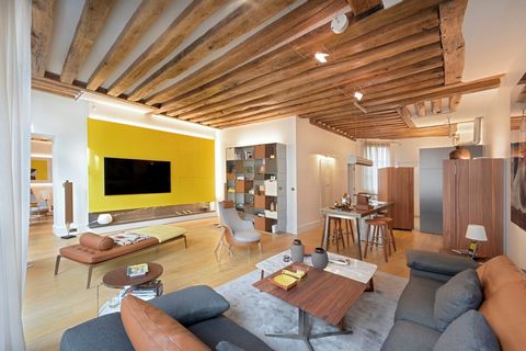 Te koop appartement Paris 8th, Faubourg Saint Honoré, gelegen in het hart van de Faubourg Saint Honoré in de directe omgeving van de rue Royale en de place de la Concorde op de derde verdieping van een zeer mooi gebouw uit de 18e eeuw. Perfect pied a...