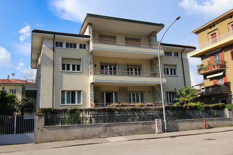 Lorsque j'ai reçu un appel concernant une nouvelle acquisition à Rovereto, je ne savais pas encore que j'allais entrer dans une maison aussi pleine de potentiel. En arrivant dans l'immeuble, dans un quartier calme et bien entretenu, j'ai été immédiat...