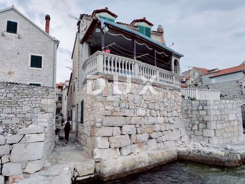 Location: Šibensko-kninska županija, Vodice, Prvić Šepurine. VODICE, PRVIĆ ŠEPURINE - stone house first row to the sea with panoramic views of the nearby islands Located first row to the sea, this detached house offers a unique opportunity to enjoy a...