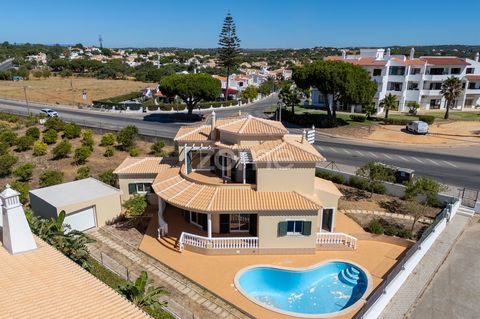Identificação do imóvel: ZMPT579487 Exclusive Villa in the Algarve – Space, Privacy and Prime Location In one of the most peaceful and sought-after areas of Albufeira, lies this 3+1 bedroom detached house, located on a generous 680m² plot, which offe...