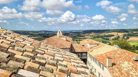 Jolie maison de village avec de beaux volumes à Lauzerte (Tarn-et-Garonne)