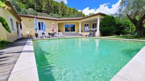 Villa d'architecte de 221m2 sur 2229m2 de terrain avec piscine et pool house.