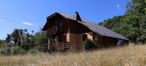 SUB-OFFER - SUSPENDED VISITS In the district of Aco de Vial, wooden frame house from 1995, 113 m2 of living space (90 m2Carrez) with 2 bedrooms and low attic space that can be converted into a children's dormitory. You will appreciate the living room...