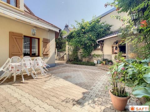Maison de ville avec terrasse, jardin et dépendances