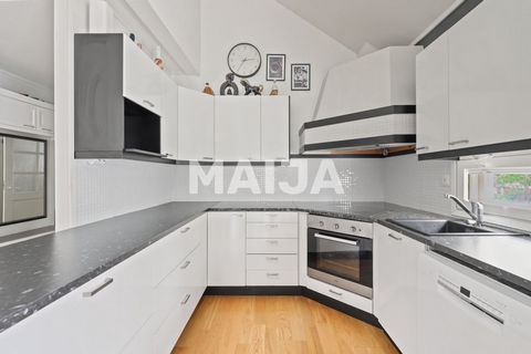 Now for sale: a three-bedroom home in the Pitkäkangas area of Oulunsalo. The kitchen and living room on the ground floor form a spacious, open area. One of the bedrooms is located downstairs, and two are upstairs. The ground floor also includes a uti...