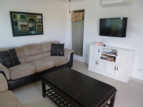 **Apartamento Playa Dorada en venta** Esta es una rara oportunidad de poseer un apartamento en el famoso complejo frente a la playa de Playa Dorada con sus arenas blancas, turquesa, océano, campo de golf y vistas a la montaña. ¿Qué más se puede pedir...