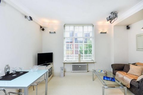 Third-floor apartment with lift in a period building in Chelsea. The property consists of a bright living room with an open kitchen, double bedroom, bathroom and is located a short distance from the famous King's Road in one of the most famous and so...