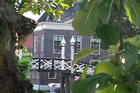 Dit sfeervolle vakantiehuis ligt in Hindeloopen, in Friesland. Er zijn 2 slaapkamers waar in totaal 4 personen kunnen overnachten, perfect voor een gezinsvakantie. Ook mag je een huisdier meenemen. Het huis is prachtig aan het water gelegen. Dit vaka...