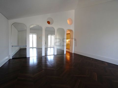 New apartment T0 +1 in the heart of downtown Porto, situated in the bedroom, and last, floor with a balcony of 5.55m2. This apartment consists of living room, kitchen, full toilet and an interior bedroom. Building with luxury finishes whose rehabilit...