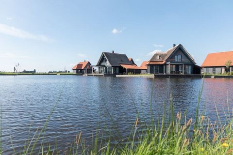 Le complexe de luxe Waterstaete Ossenzijl propose trois villas de luxe indépendantes avec une jetée et un sloop à louer. Il y a une villa pour 6 personnes (NL-8376-07) composée de trois chambres, dont une au rez-de-chaussée avec une salle de bain att...