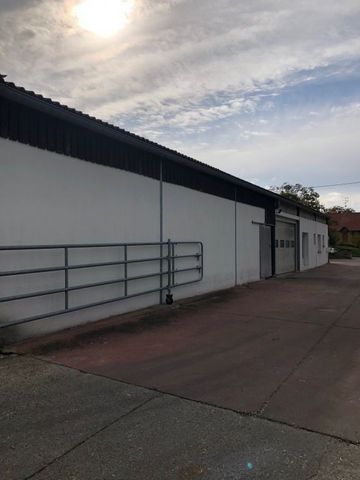 SPECIAL INVESTORS Very large agricultural complex with more than 317 ares of land and a large shed and offices. This set is currently rented (lease 9 years in progress) at 5000 euros HT per month. You are looking for a return of 8.50% guaranteed, thi...