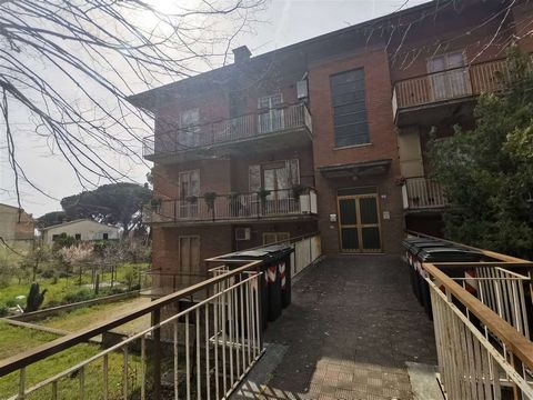 TUORO SUL TRASIMENO (PG): First floor flat of 85 sqm approx. comprising entrance hall, kitchen with balcony, large living room with fireplace and balcony, two double bedrooms, a bathroom with shower, a bathroom with services and storage room. The pro...