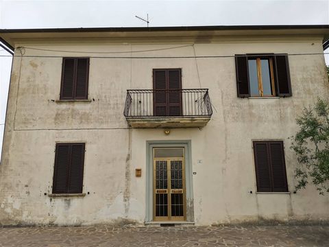 CORTONA (AR), Loc. Cignano: detached house of about 170 sq m divided on two levels and composed of: * Ground floor: entrance, large hallway, kitchen, dining room, living room and bathroom; * First floor: 4 double bedrooms, study and bathroom; The pro...