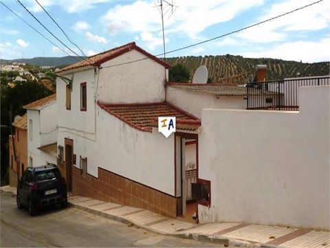 Cette propriété est située dans la ville de La Atalaya dans la province de Malaga, Andalousie, Espagne, à distance de marche du magasin local et du bar et à quelques minutes en voiture de la ville populaire de Villanueva de Algaidas qui propose un gr...