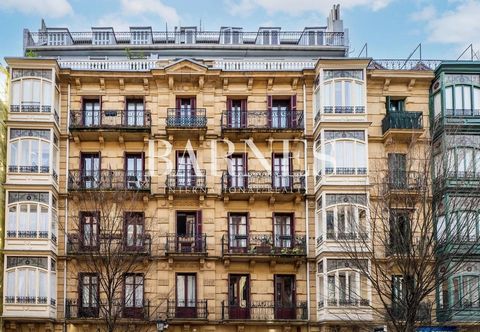Barnes presenta un piso clásico bien conservado de 120m2 en una de las calles más animadas del Area Romántica de San Sebastián. La propiedad está situada en la tercera planta de un edificio de estilo hausmanniano, junto al emblemático edificio del Te...