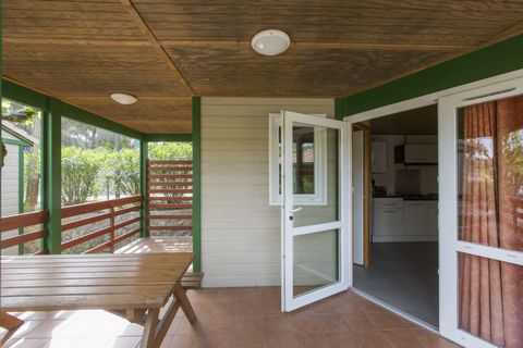 This chalet is part of a campsite and bungalow park situated near Barcelona and Sitges, on the Costa Dorada, in Catalonia, Spain. The campsite has numerous facilities for children including playgrounds, sports fields and swimming pools. During the pe...