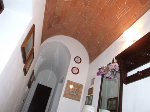 This accommodation is located in a building dating from the year 1600. It lies in the historic center of Pisa. The peculiarity of this building is its vaulted ceilings with wood beams and terracotta floors, which give it a rustic feel. Via the large ...