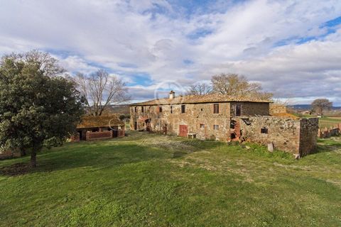 This rustic farmhouse to be restored is located in the beautiful Tuscan hills, more precisely in Monte San Savino, in a fantastic position for those who love to enjoy the peace of the countryside but very close to all services. It is 670 sqm of comme...