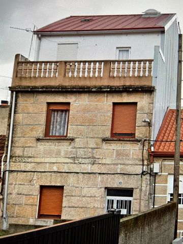 BUILDING IN 2 TRAVESÍA DEL BARRIO DE RIBADAVIA IN VIGO. IT HAS FOUR HOMES IN PERFECT LIVING CONDITIONS. THERE ARE FOUR HOMES TO MOVE INTO. THE ENTIRE BUILDING IS SOLD. GOOD OPPORTUNITY!!