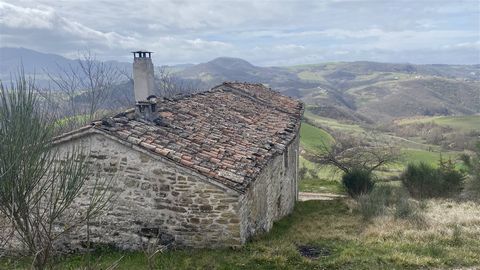 GUBBIO, Farm for sale of 450 Sq. mt., Energetic class: G, composed by: 5 Rooms, Separate kitchen, , 5 Bedrooms, Garden, Price: € 350,000