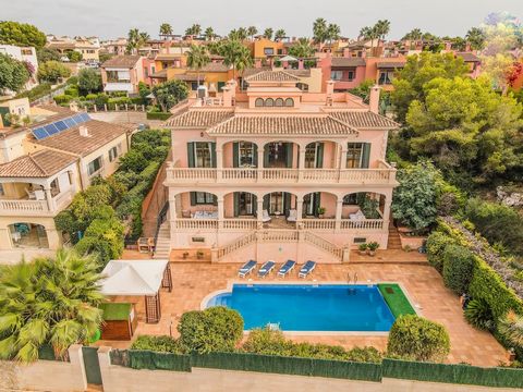 Spectaculaire villa in Son Veri Nou aan de kust. Unieke woning in een van de meest gewilde woonwijken van Mallorca met een spectaculair uitzicht op de baai van Palma en gebouwd met uitstekende kwaliteiten, het pand bestaat uit ongeveer 880m2 bebouwd,...