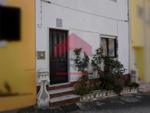 3 bedroom house located in Vau, Óbidos. Comprising 2 floors, with 3 bedrooms, 2 bathrooms and living room. Outdoor space with land, outbuildings and garage. Located in the center of Vau, close to shops, services and public transport. About 5km from Ó...