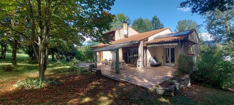 Very beautiful T7 house in R+1 of 175 m² located 4 km from the historic center of Foix in a quiet area with its wooded park of 2149 m², its garage and carport. On the ground floor we find an entrance hall with its WC, a beautiful living room opening ...