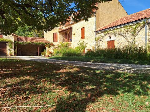 This magnificent property is located in a small village in the Périgord Noir, it offers an entrance hall leading to the living room/dining room with fireplace, bathroom, separate toilet, one bedroom. Upstairs: 3 bedrooms, shower room, office area. Wo...