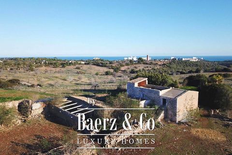 This finca to be reformed is located in a quiet area between Porto Cristo and Cala Murada, a few minutes drive from the small unspoiled beaches of Cala Varques, Cala Virgili and Cala Magraner. The plot of approximately 54.500 sqm with partial sea vie...