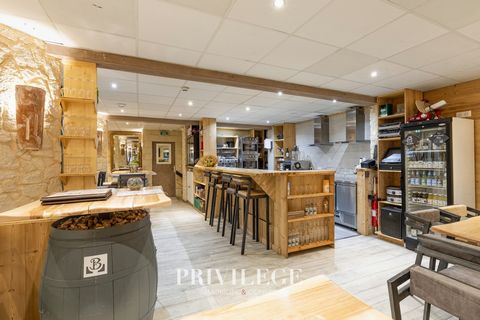 Ideally located inside the shopping arcade, the heart of the après-ski resort. Completely renovated in 2021, no work to be done, very good reputation. On the 1st level, a room with 30 seats + 4 at the counter, a kitchen and 1 toilet for an area of 60...