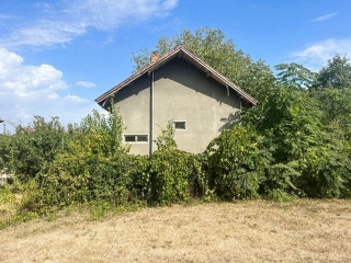 Price: €34.000,00 District: Ruse Category: House Area: 120 sq.m. Plot Size: 1000 sq.m. Bedrooms: 3 Bathrooms: 1 Location: Countryside We are pleased to offer for sale this massive 2- storied house with a nice garden, situated on a silent asphalt stre...