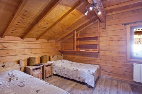 Chalet Le Ponton is an attractive and comfortable chalet, located near the Place de Venosc in the winter sports mecca Les Deux Alpes. The slopes and the centre with shops, bars and restaurants are located approx. 300 m from the chalet. The sauna and ...