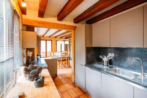 Chalet Perle is a comfortable and traditional chalet in a beautiful wooded area. The fireplace, hot tub (outside) and private sauna guarantee an even more attractive winter sports holiday. The ski slope can be reached via a path about 100 m from the ...