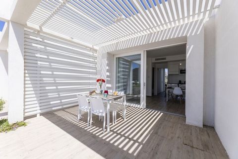 La residencia con piscina, construida recientemente en 2020, cuenta con apartamentos modernos y elegantemente amueblados. Su casa de vacaciones está situada a sólo 100 m del mar y 250 m de la playa de la Pelosa y ha sido decorada con un diseño contem...