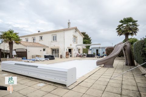 Venez découvrir cette grande maison à Longeville-sur-Mer, station balnéaire entre les Sables-d'Olonne et La Rochelle, à seulement 5 minutes des plages. Vous découvrirez un ensemble immobilier de 307 m2 sur une parcelle d'une contenance de 1506 m2 ave...