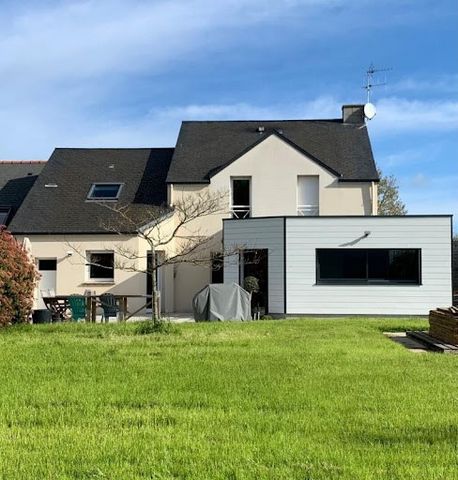 SAINT-ETIENNE-DE-MONTLUC HOUSE OF ABOUT 165 M2 + STUDIO OF 36 M2 APPROXIMATELY. In a quiet area and ten minutes walk from the village and amenities (shops, train station, schools), functional family house of about 165 m², on a plot of land of about 9...