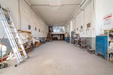 Are you looking for a spacious industrial warehouse with excellent features? Look no further! This property is located in the La Cepa commercial area, one of the busiest and most recognized places in the region. With its impressive high ceilings and ...